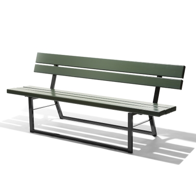 Το παγκάκι πάρκου Ekeby με πλάτη συνδυάζει τον μινιμαλιστικό σχεδιασμό με την ευελιξία, καθιστώντας το μια κομψή προσθήκη σε κάθε εξωτερικό χώρο. Μέρος της σειράς Ekeby, αυτό το παγκάκι πάρκου μπορεί να συνδυαστεί με ασορτί τραπέζια ή παγκάκια χωρίς πλάτη για να δημιουργήσει έναν φιλόξενο εξωτερικό χώρο συγκέντρωσης. Η συλλογή Ekeby είναι απλή αλλά εξαιρετικά λειτουργική και προσεκτικά σχεδιασμένη για να διαρκεί πολλά χρόνια. Τα μπράτσα πωλούνται σε ζεύγη ξεχωριστά και διατίθενται σε μαύρο χρώμα ή γαλβανιζέ. Αυτή η παραλλαγή είναι χωρίς αγκύρωση στοιβάζεται , σε χρώμα πράσινο με μαύρο μεταλλικό σκελετό.